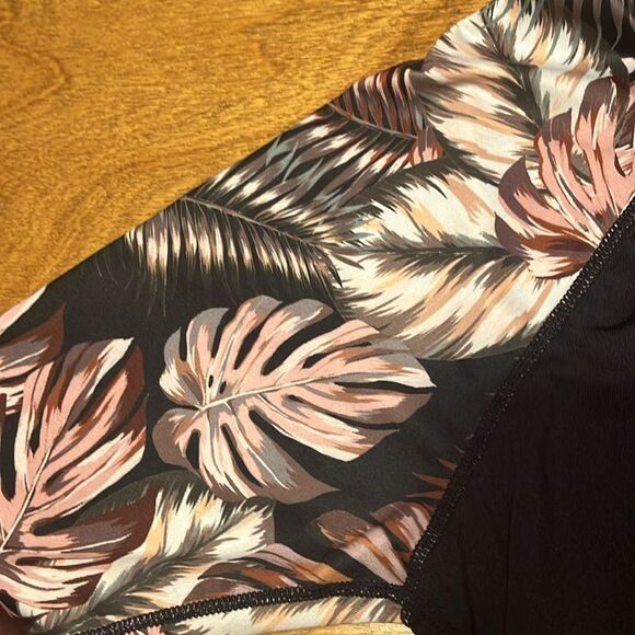 Hurley UPF 50+ Long Sleeve Swim/ Surf Shirt - Picture 3 of 6